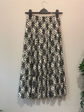DENVER HAYES Black & White Geometric Tiered Peasant Skirt